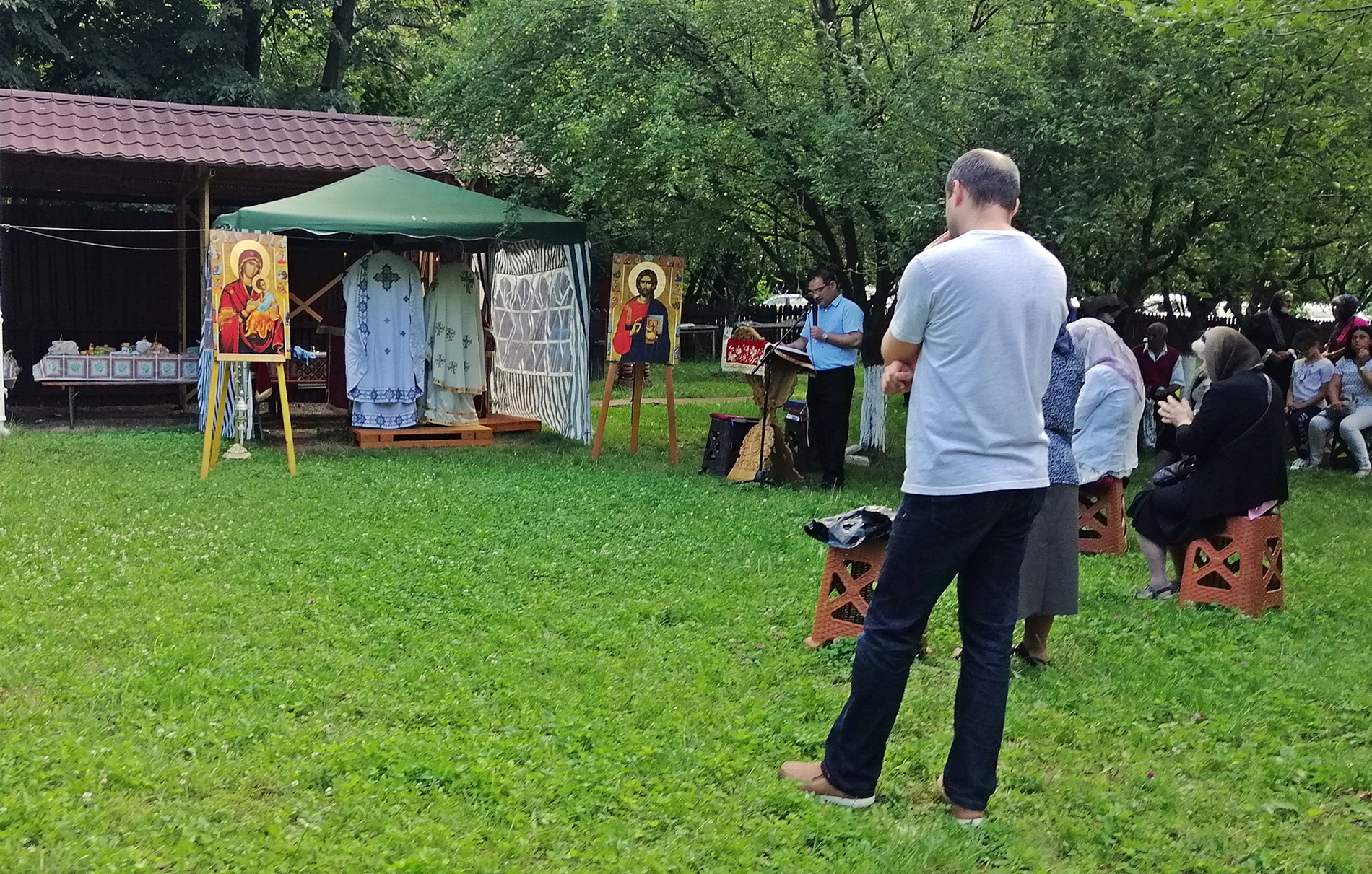 Outdoor Divine Liturgy during the pandemy at Fundeni Hospital`s Church