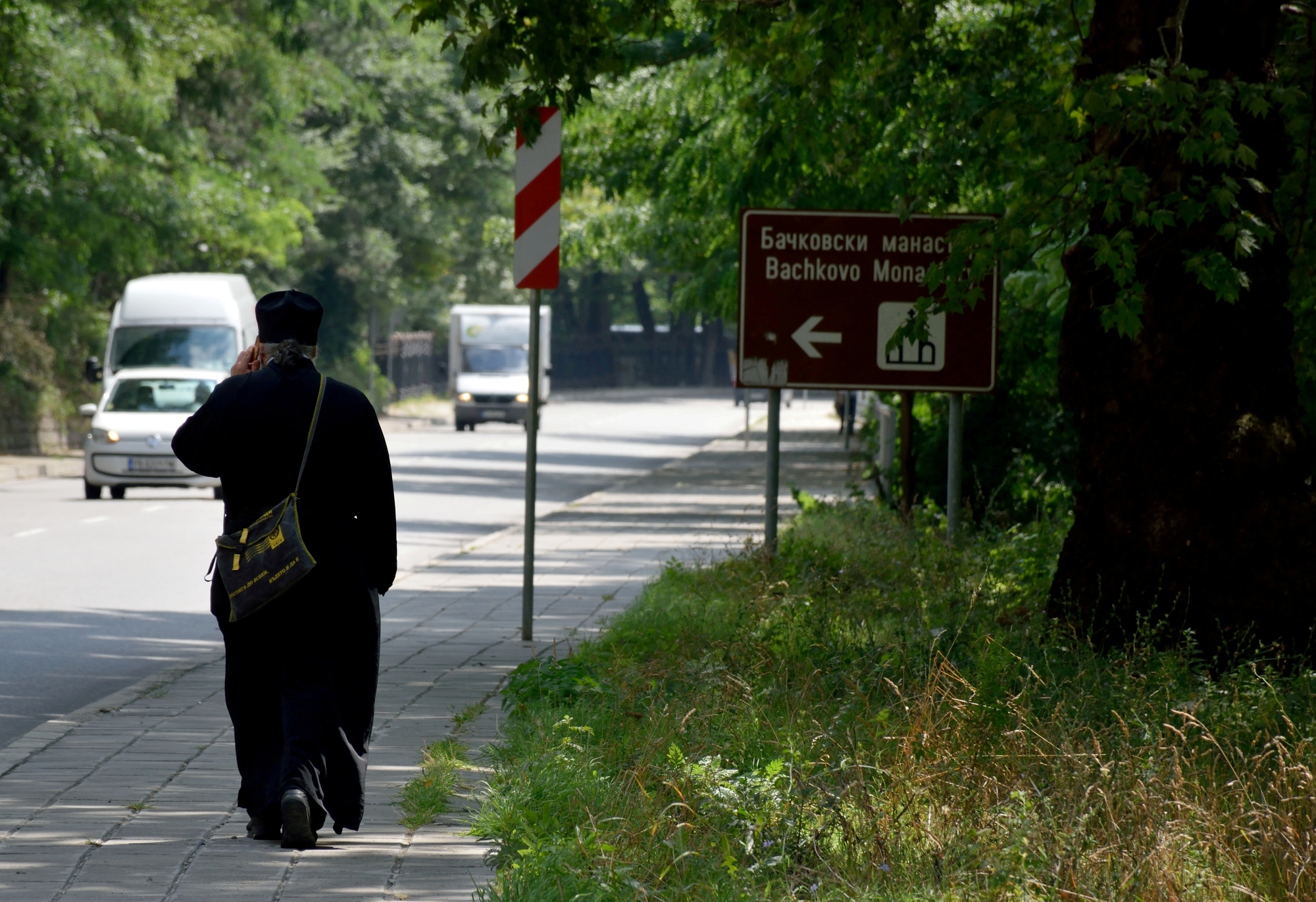 Duchowny idący w stronę baczkowskiego monasteru