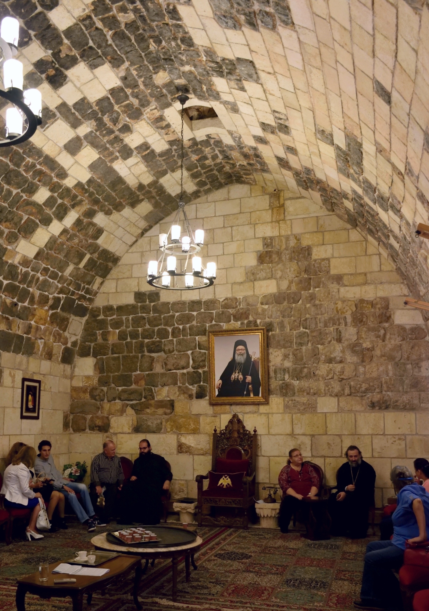 Politurgiczna arabska kawa w sali przycerkiewnej, Balamand