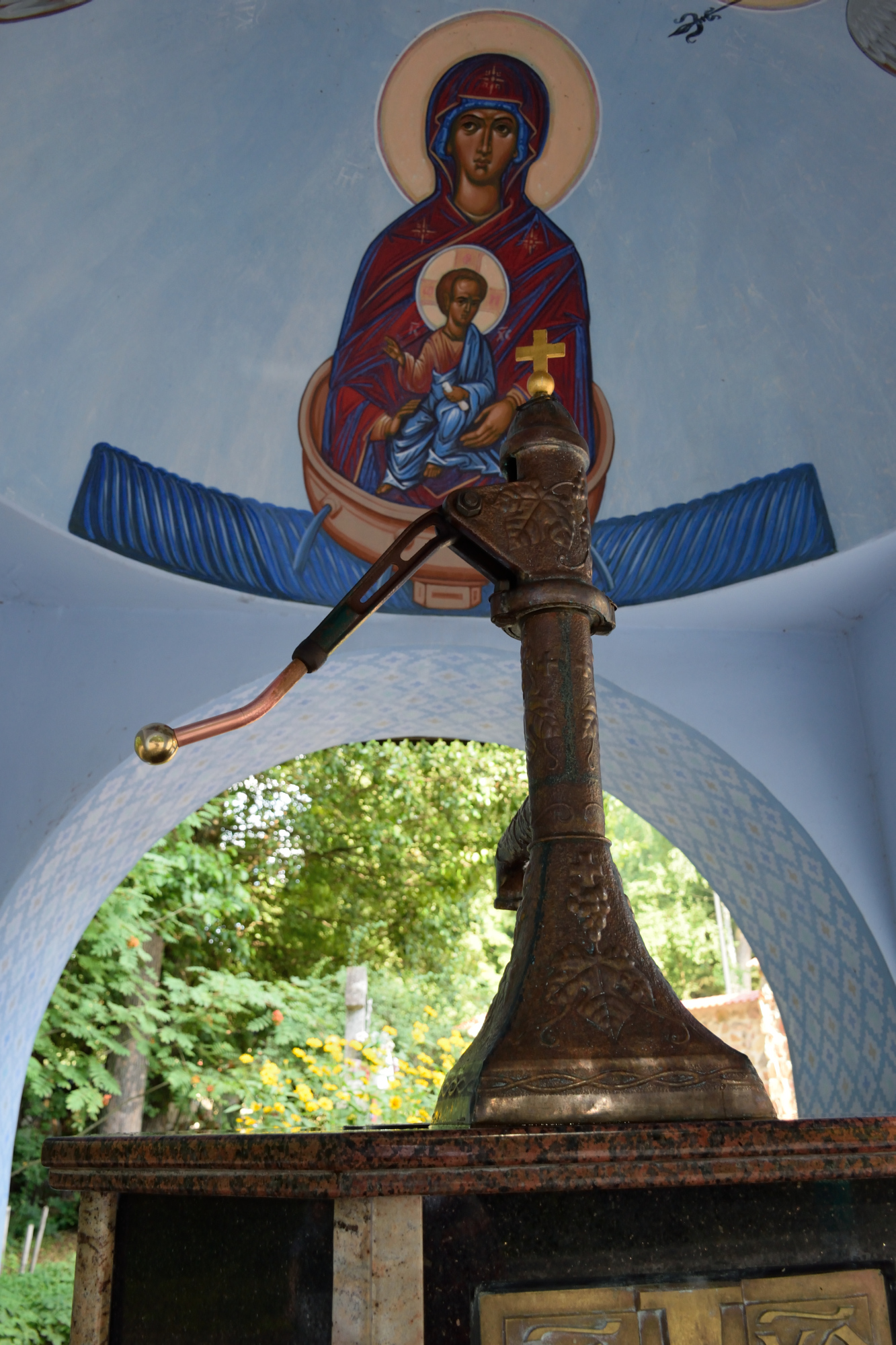 Źródełko na Grabarce - widok od wnętrza