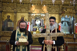 alik 
Fr Neophytos from Omodos holding piece of Holy Cross and rope 
2020-07-29 23:21:16