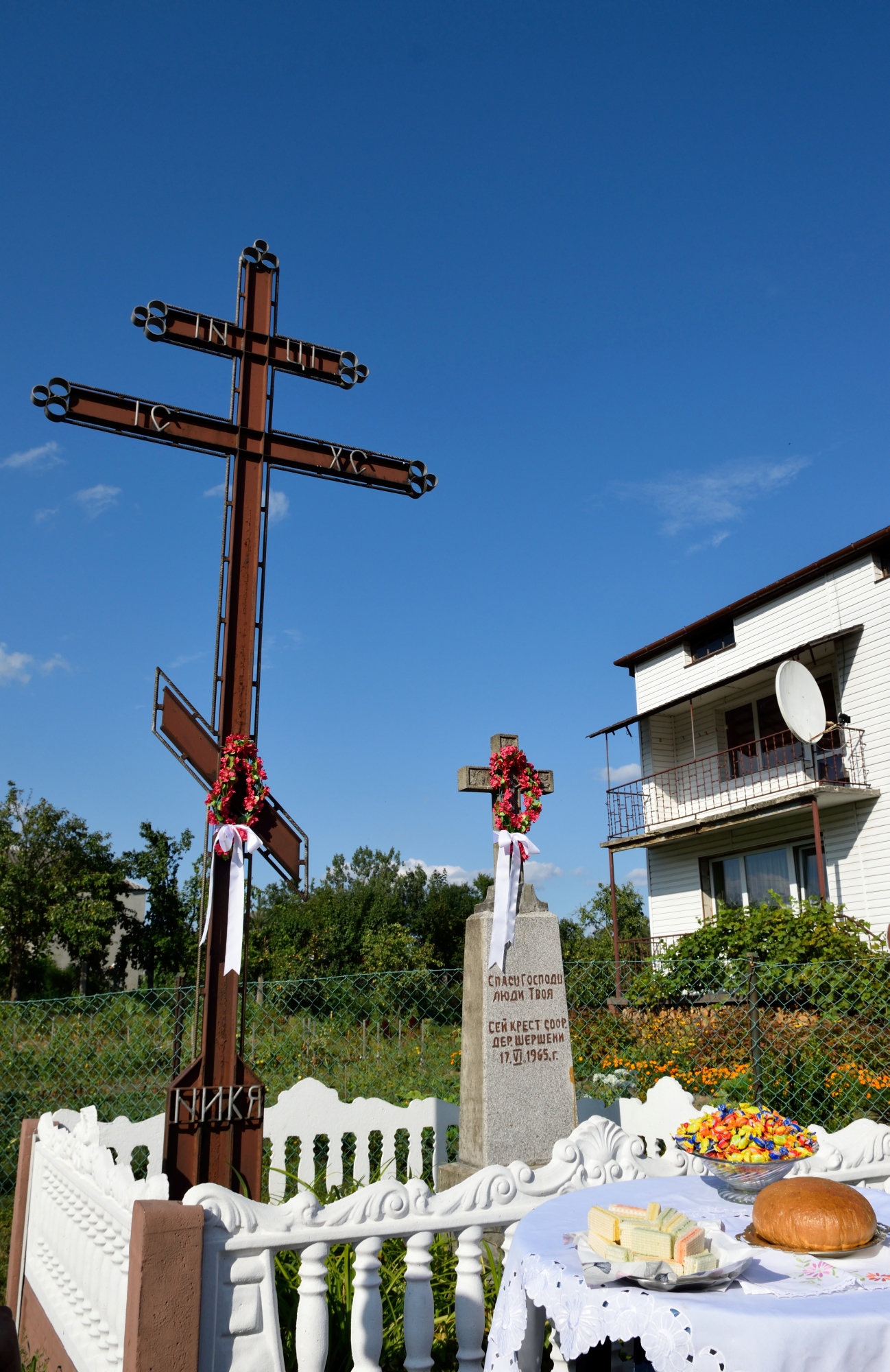 Krzyż w jednej z wsi przy Grabarce - powitanie warszawskich pielgrzymów