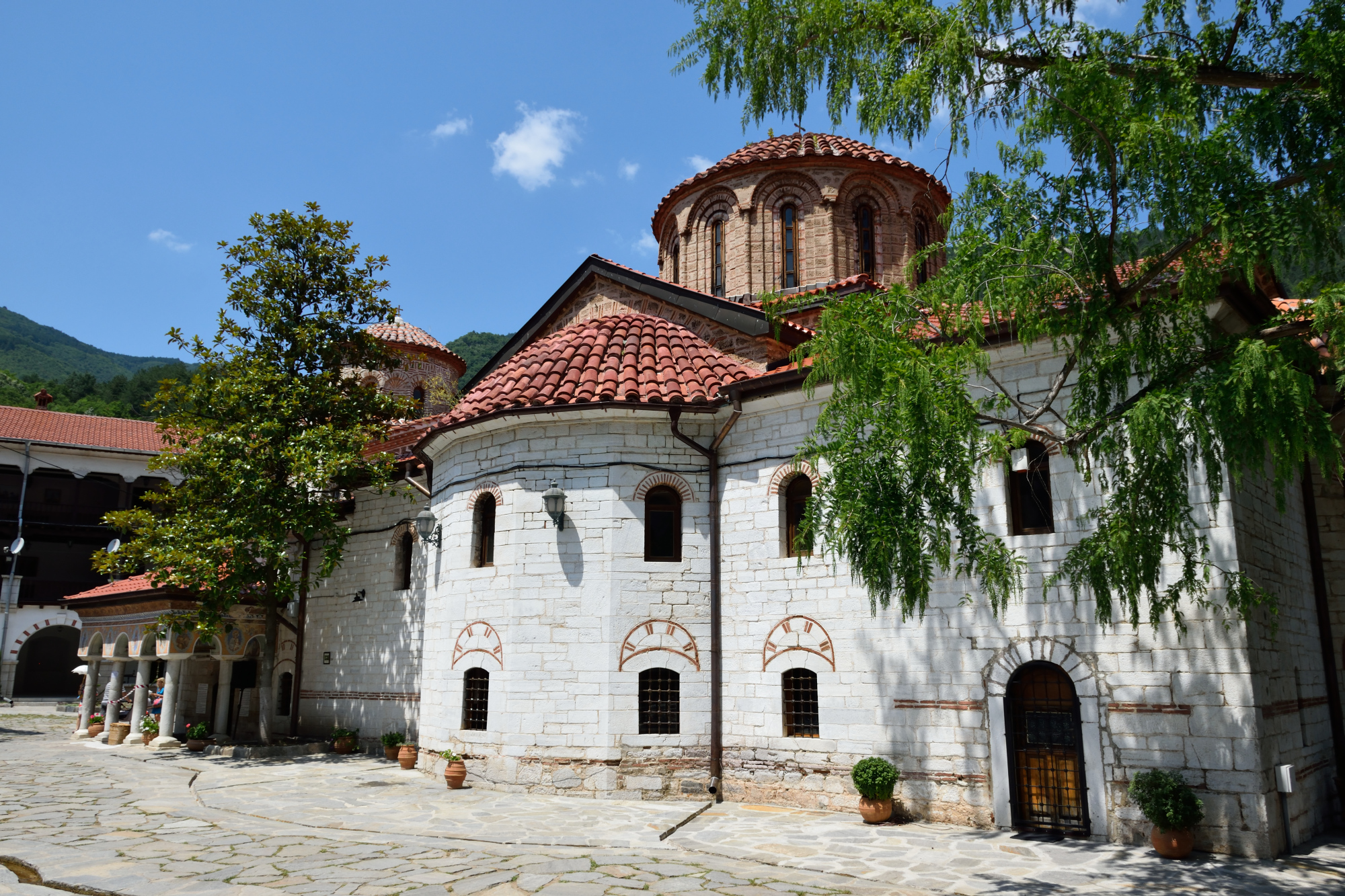 Główna cerkiew monasteru baczkowskiego w letnim słońcu