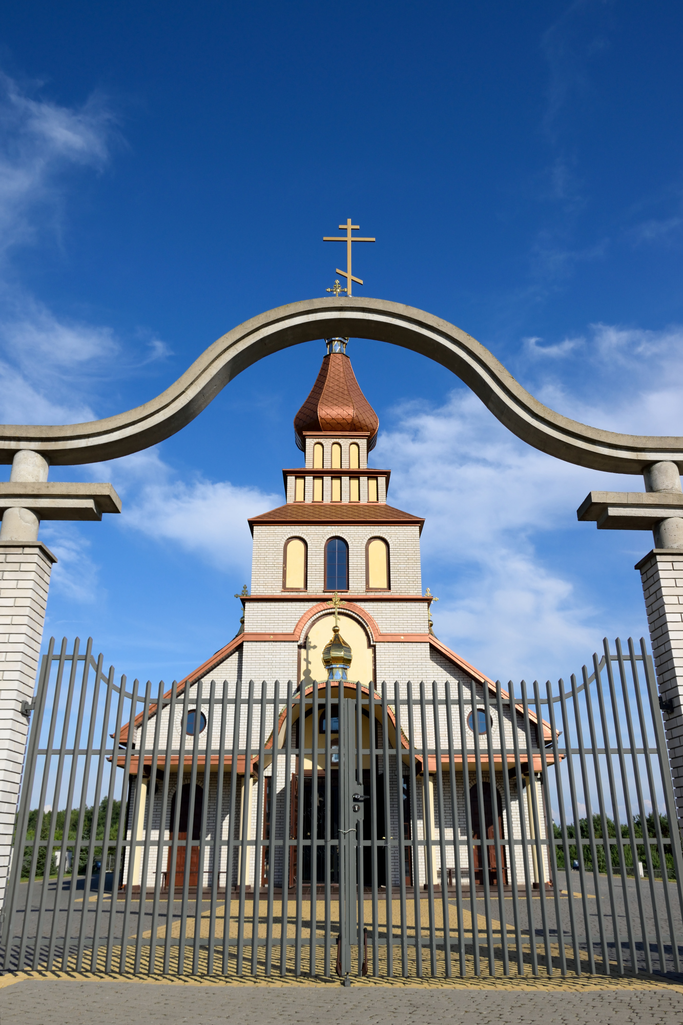 Brama i cerkiew św. Marii Magdaleny w Słochach Annopolskich 2020