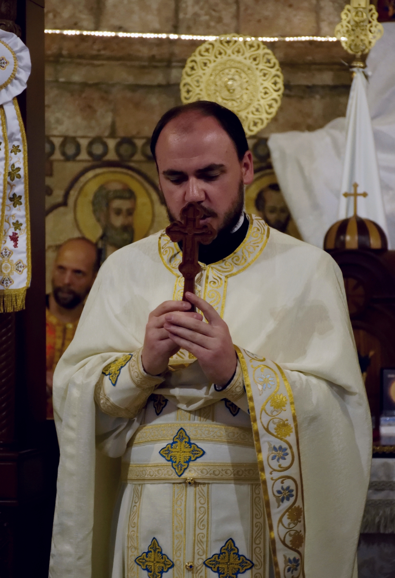 Kapłan z Ukrainy na Liturgii w Byblos 