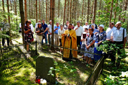 jarek11 
The prayer to Podlasie Martyrs at their grave close to Puchały Stare 
2020-08-02 21:38:32