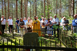 jarek 
The prayer in the wood at Podlasie Martyrs grave close to Puchały Stare 
2020-08-05 13:45:43