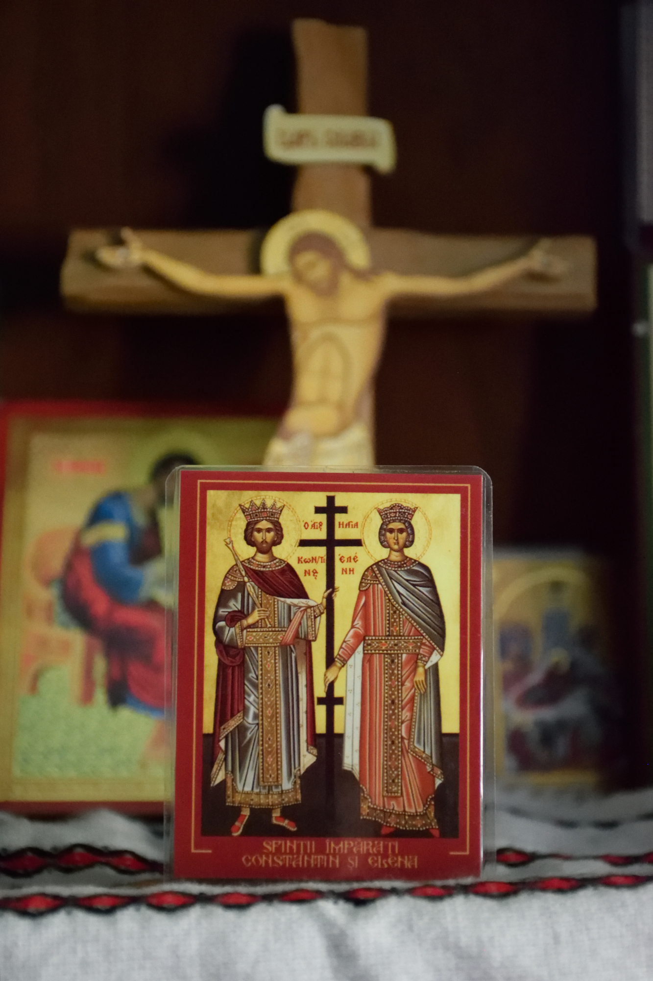 Ikona świętych Konstantego i Helena z Krzyżem w domowym ołtarzu