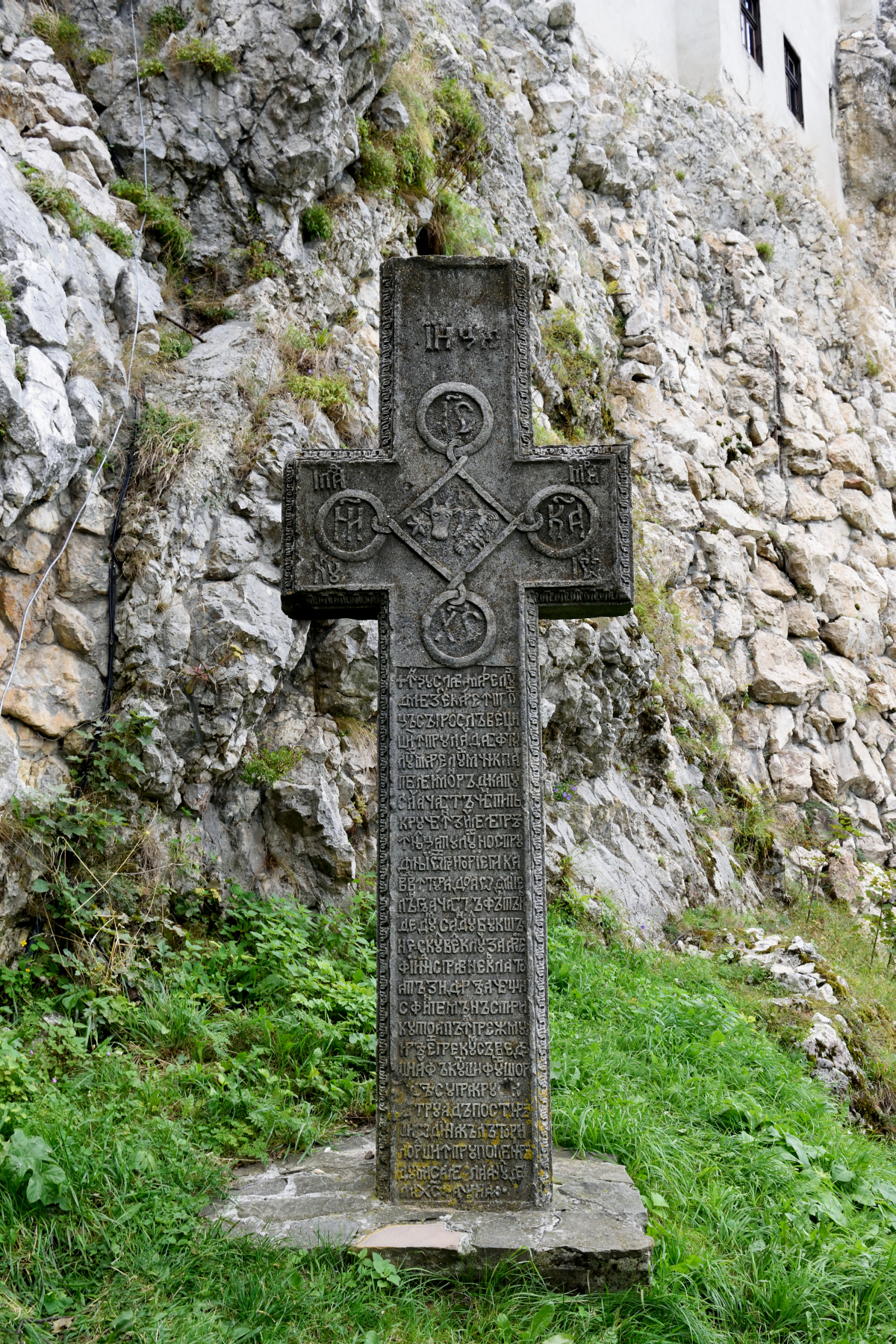 Krzyż przy zamku w Branie