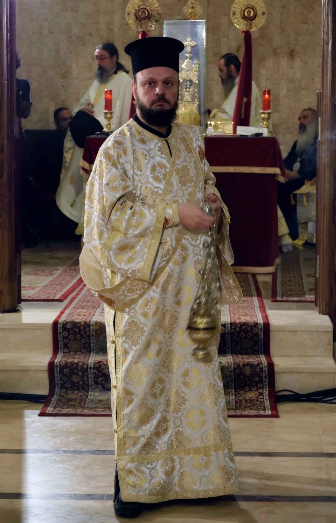 Diakon na tle ołtarza - Rahbe 2019