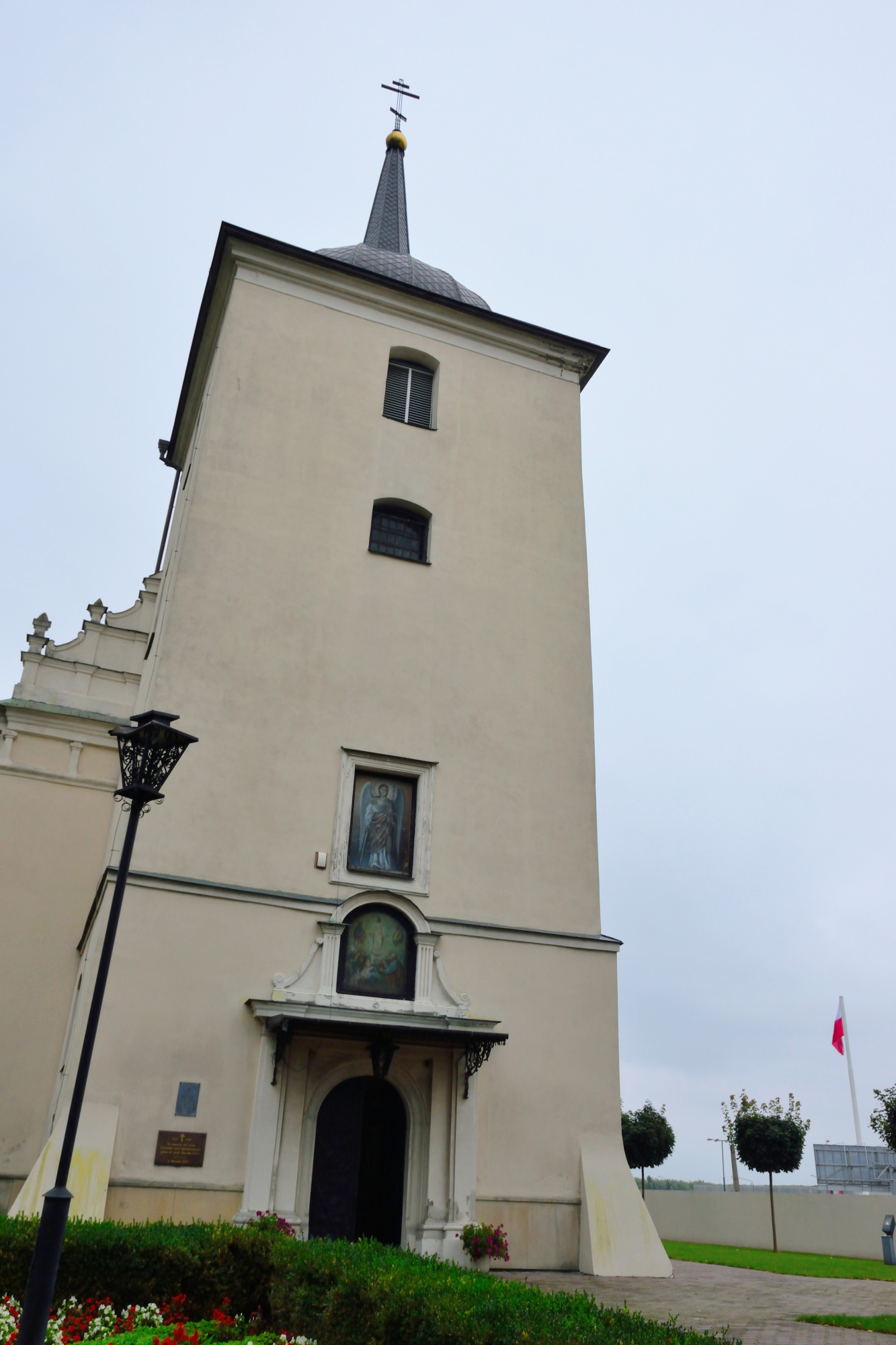 Wieża soboru w Lublinie i polska flaga 2020