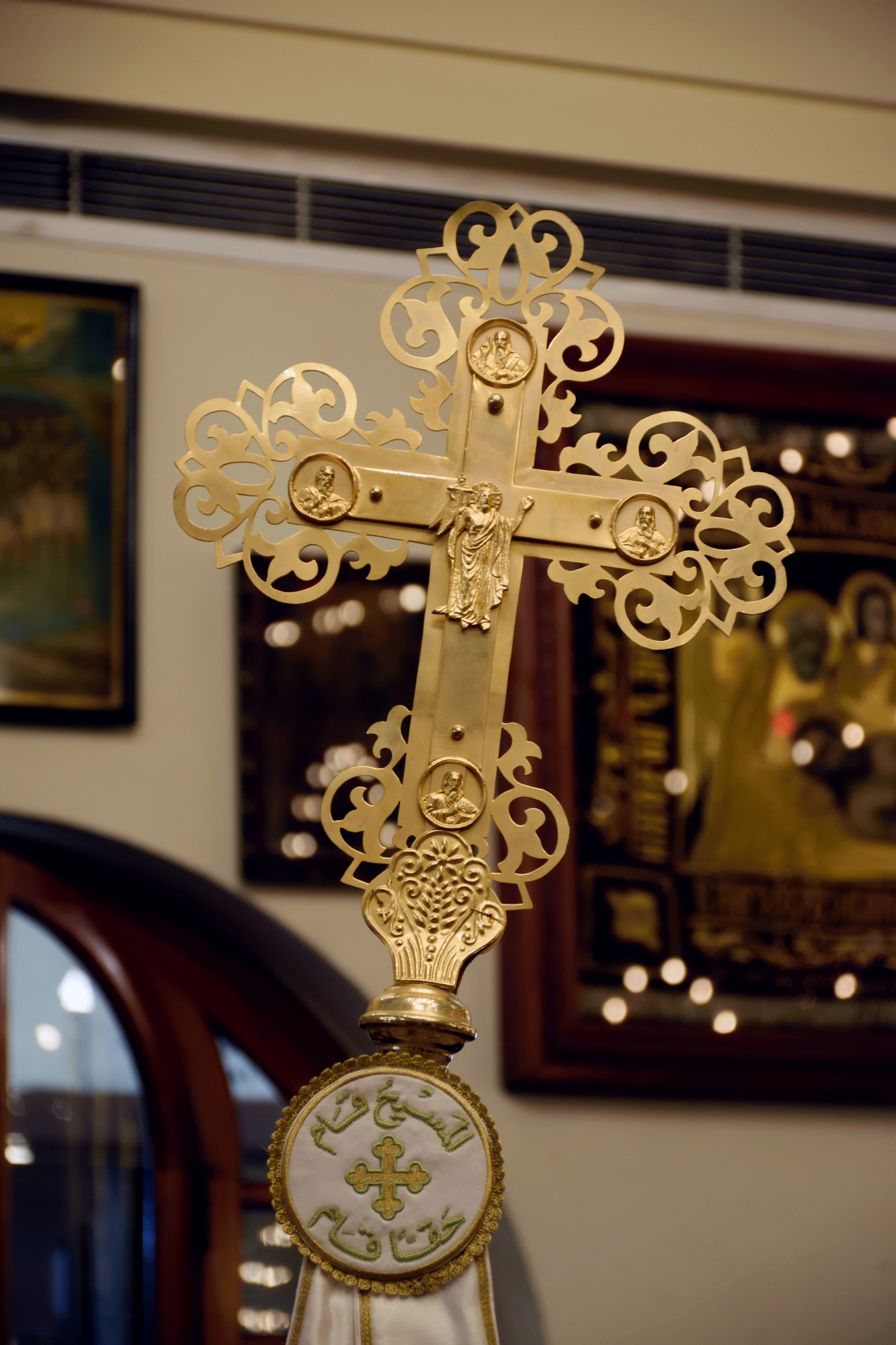 Krzyż ze Zmartywchwstaniem Chrystusa i kotylionem "Chrystus zmartwychwstał"