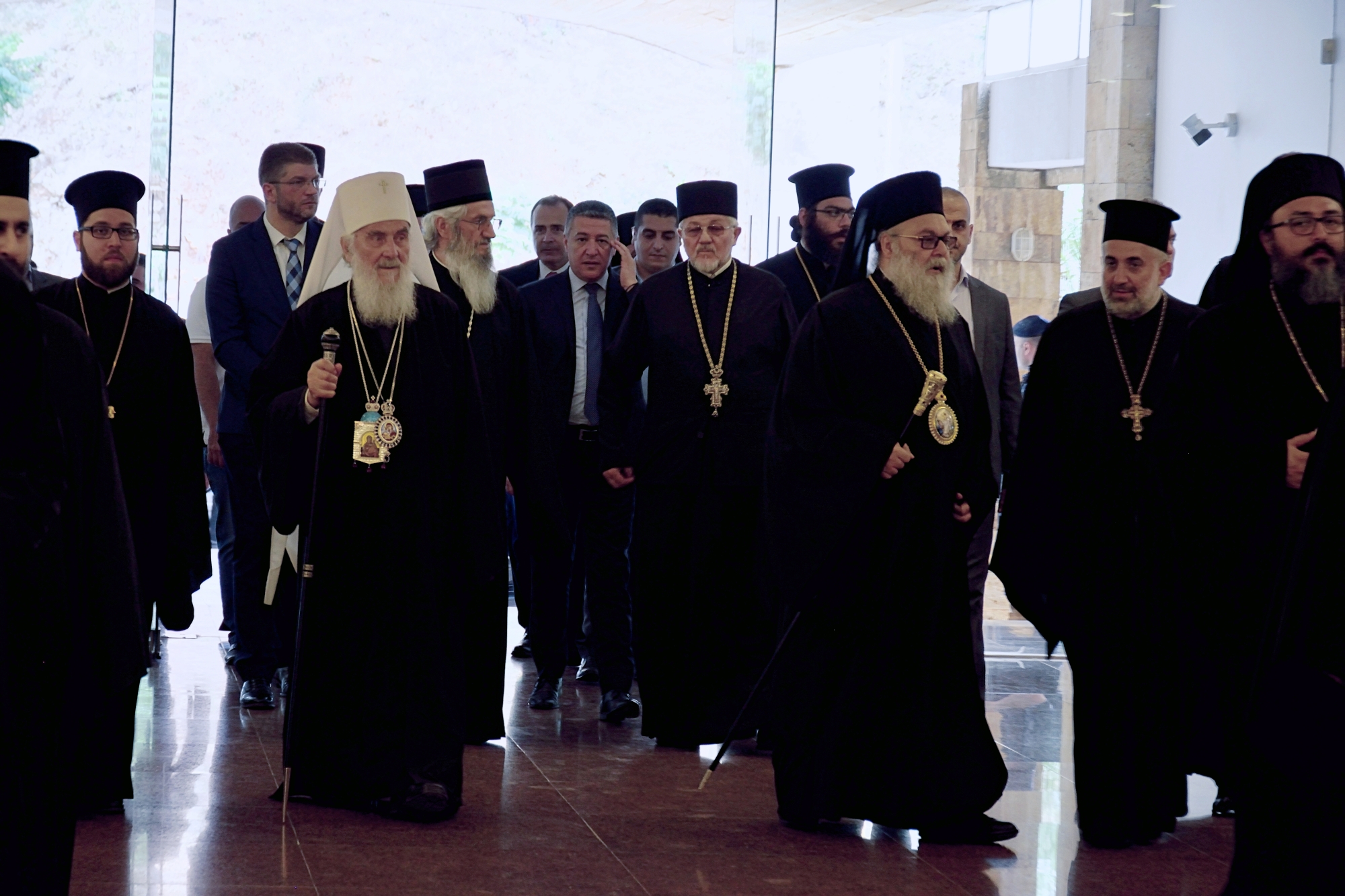 Entrance of Antiochian patriarch John and Serbian Irinej to the Theological Institute