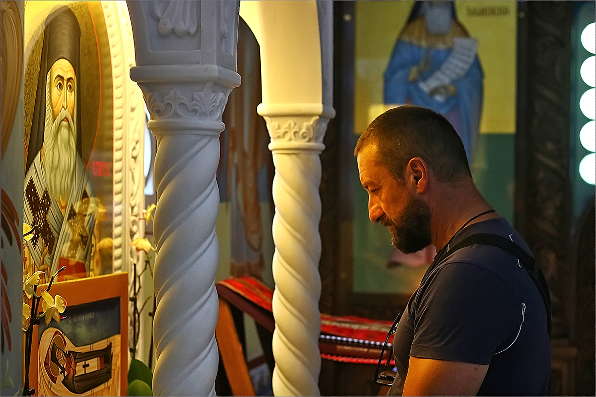 Prayer before the relics of St. Nectarios of Aegina-Молитва испред моштију Св. Нектарија Егинског