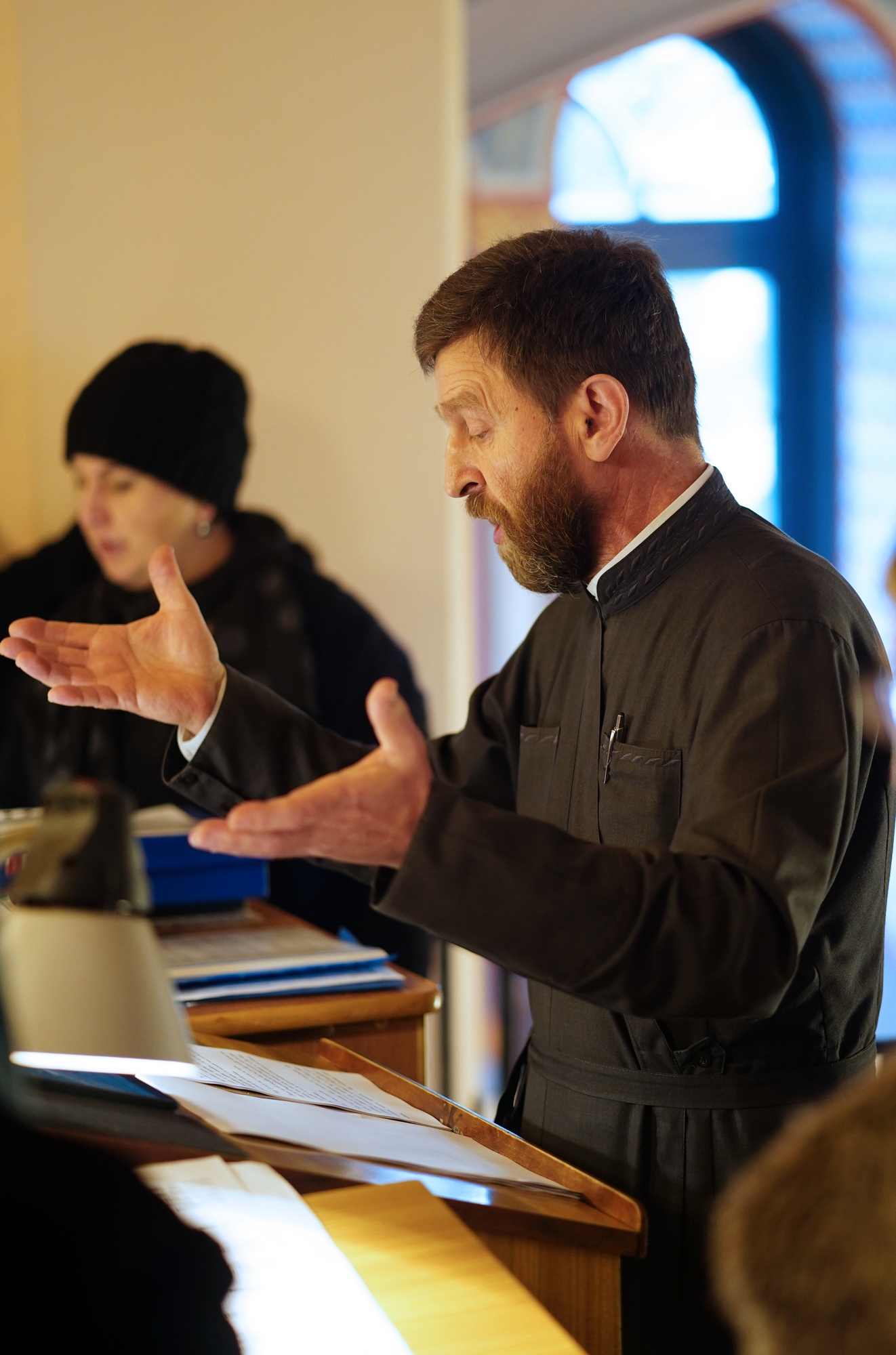 Protodeacon Jaroslaw Makal directing choir