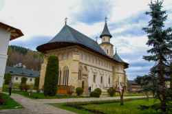 Florina 
Saint Putna Monastery 
24 
2020-12-01 07:23:03
