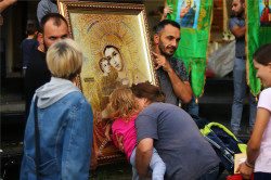 felix 
Пред иконом Пресвете Богородице-Before the Holy Mother of God icon 
18 
2021-01-12 15:17:41