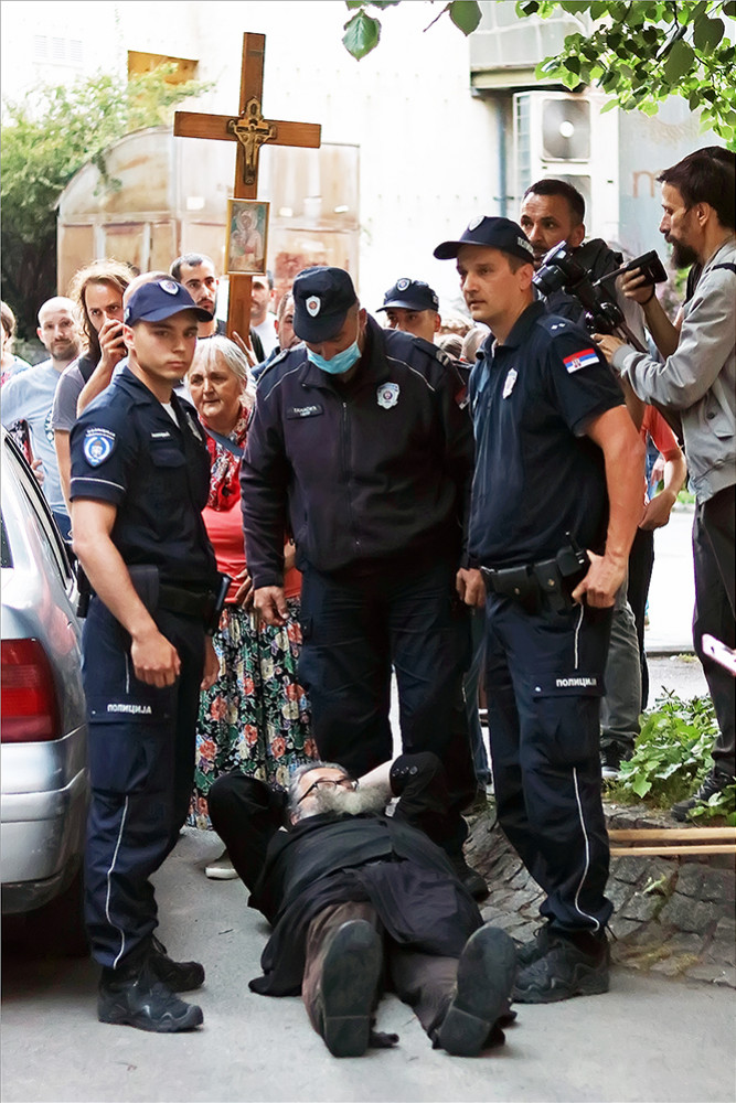 Arrest of a Serbian monk after a procession/Арест сербского монаха после литий