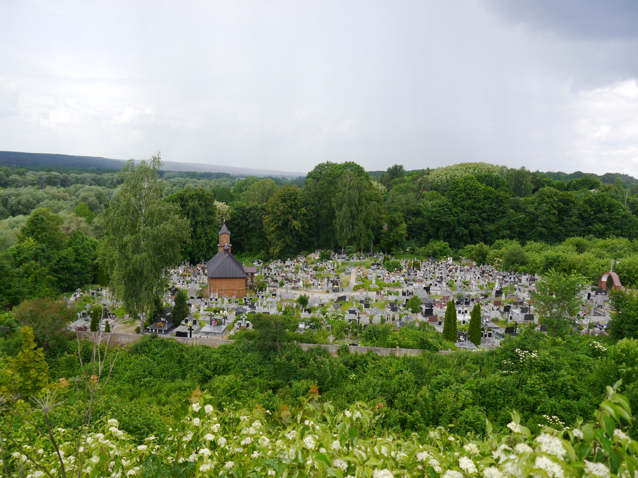 Widok z góry na cmentarz w Mielniku