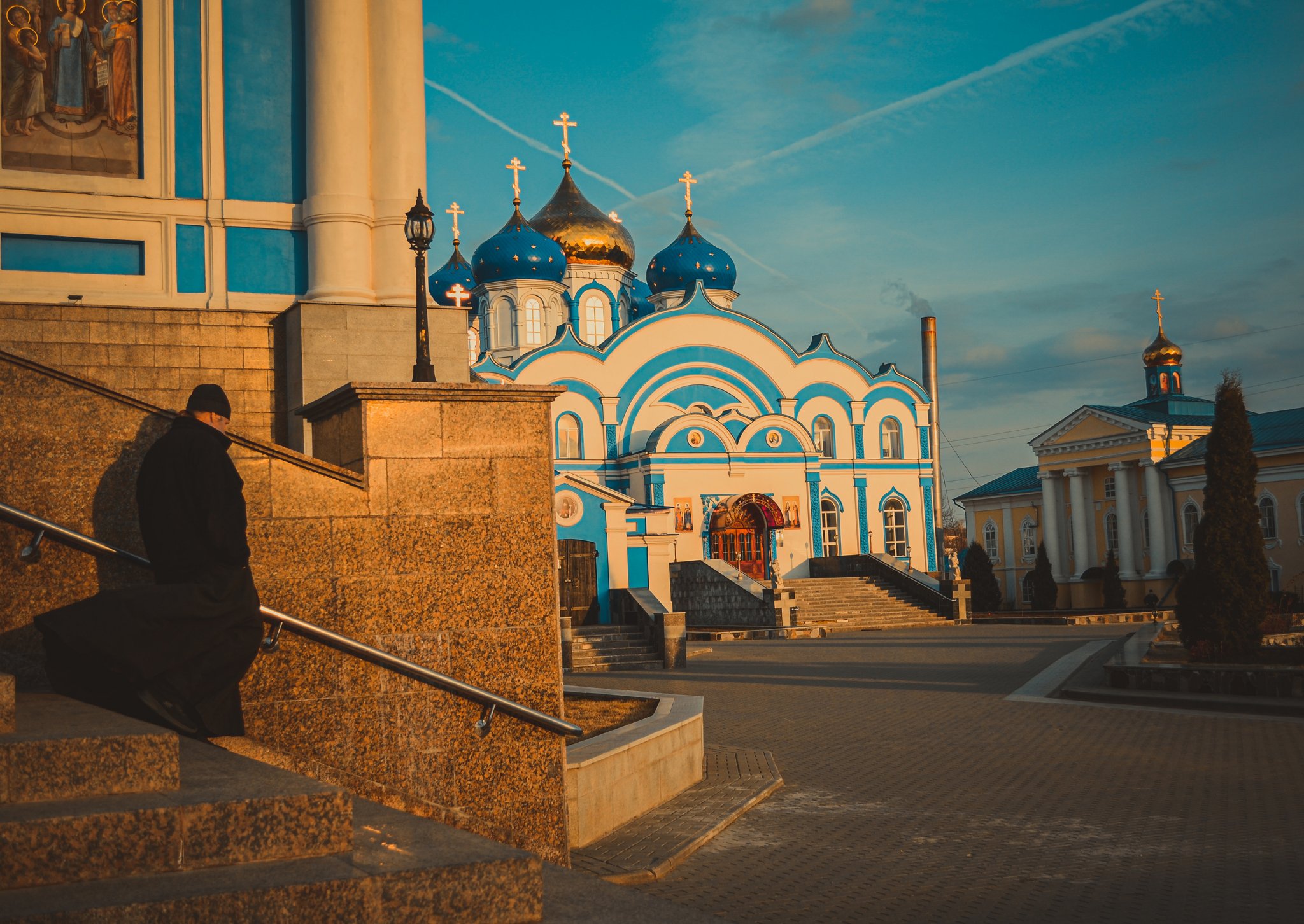 Монах и Церковь Рождества Богородицы