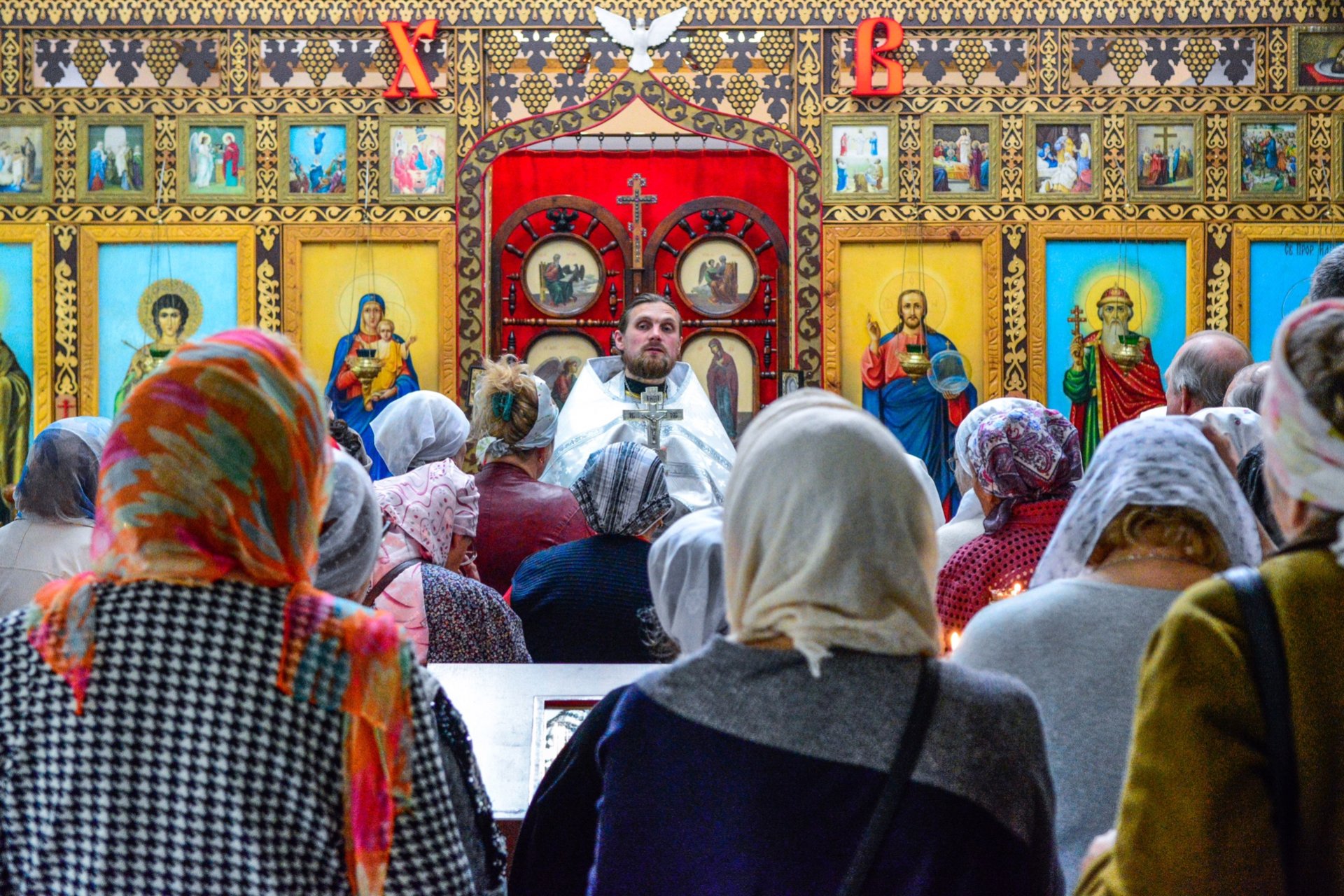 Праздничная служба в храме.