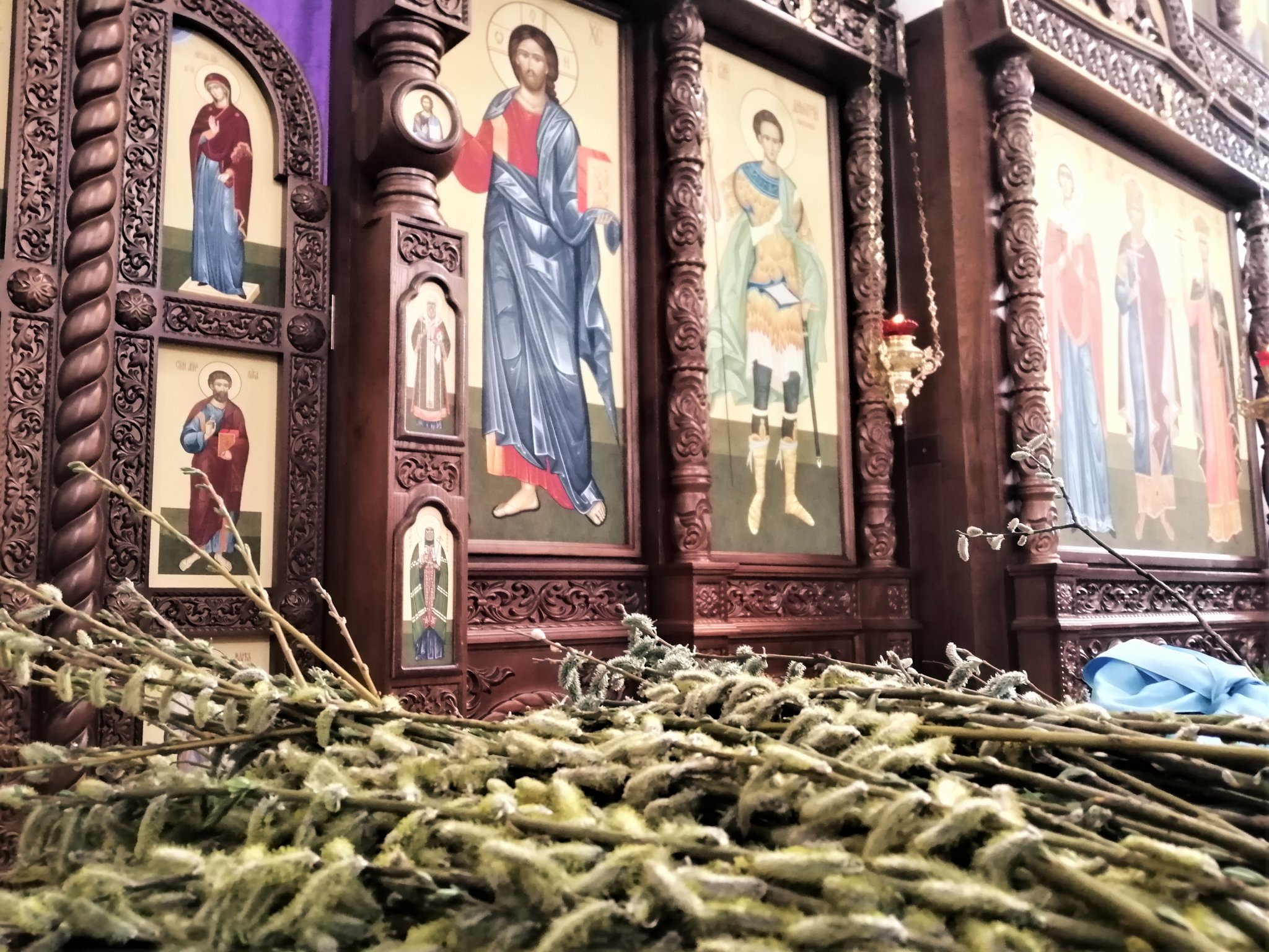 Вербы у подножия алтаря