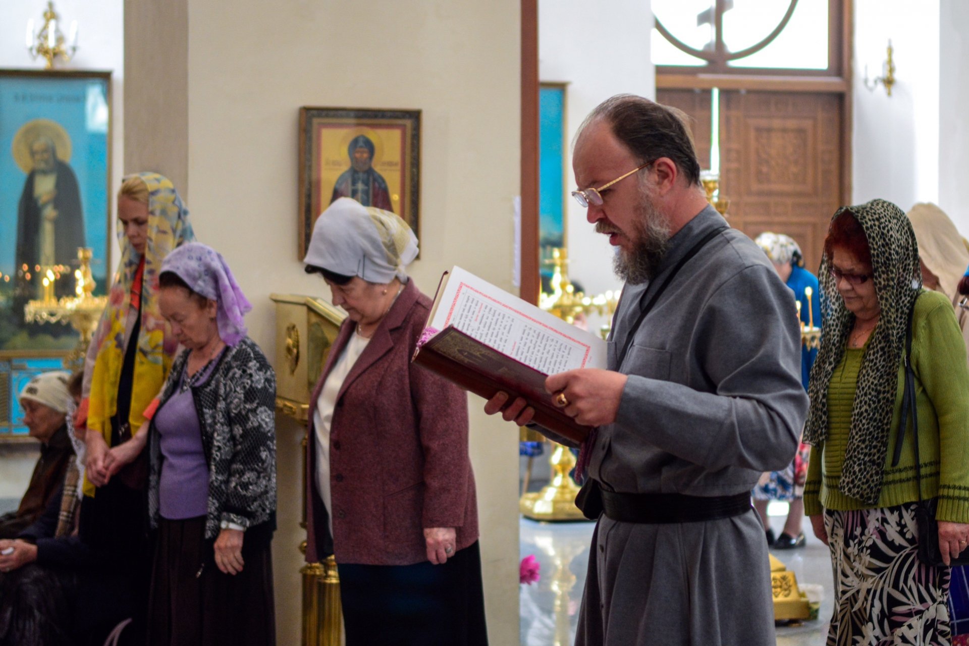 Праздничная служба в храме.