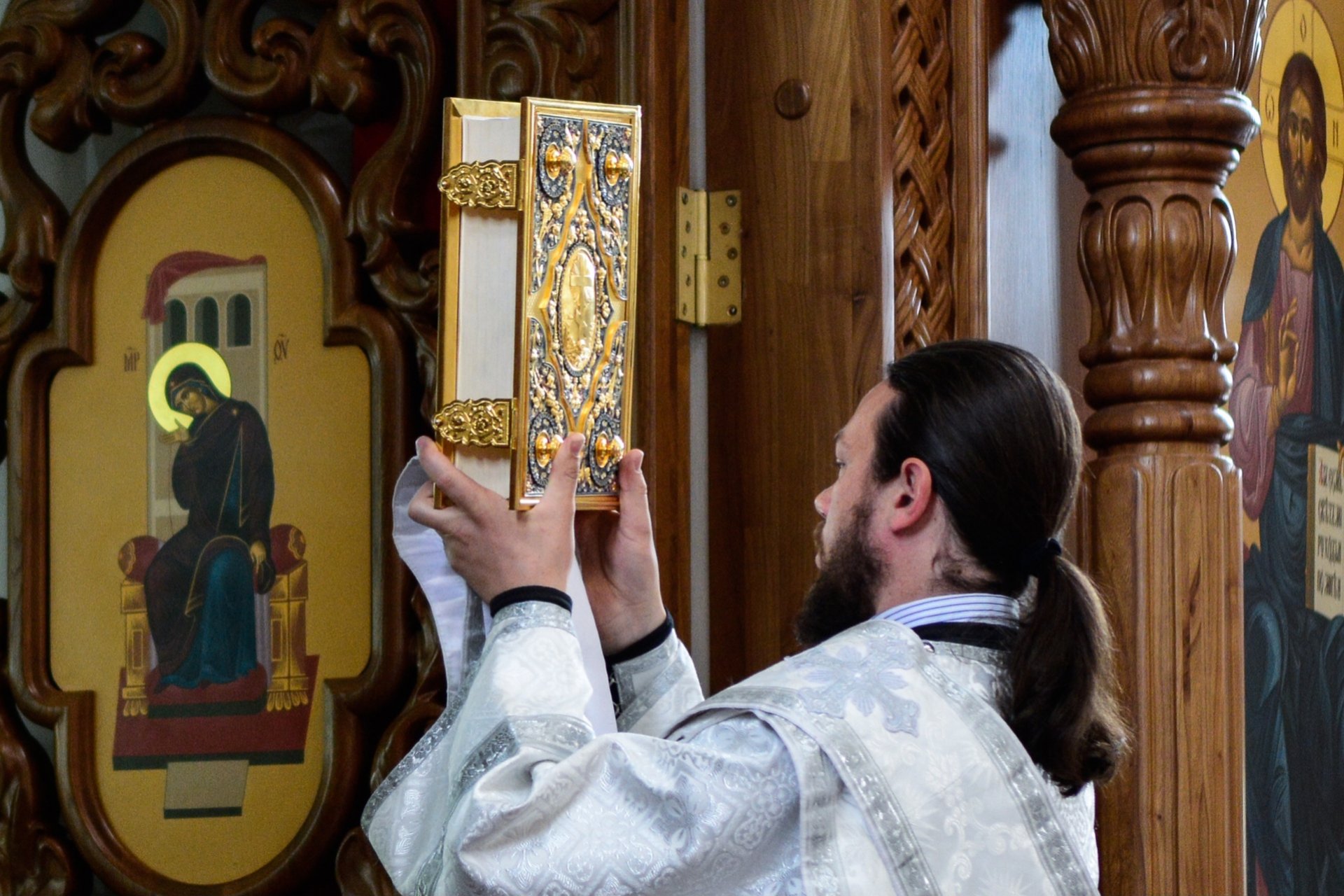 Праздничная служба в храме.