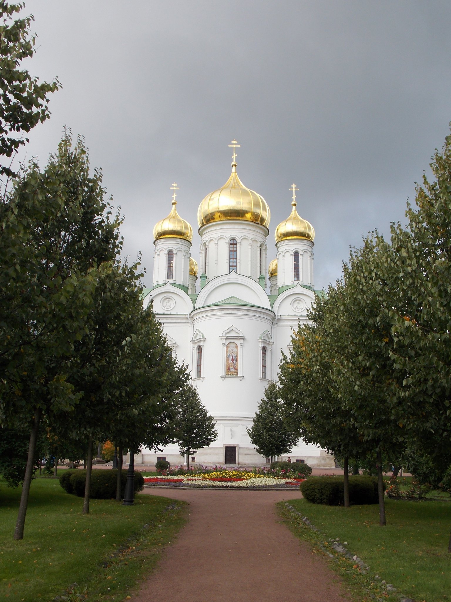 отливая золотом