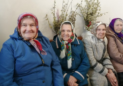 89103601247 
Бабушки на службе в храме 
2021-06-23 16:28:41