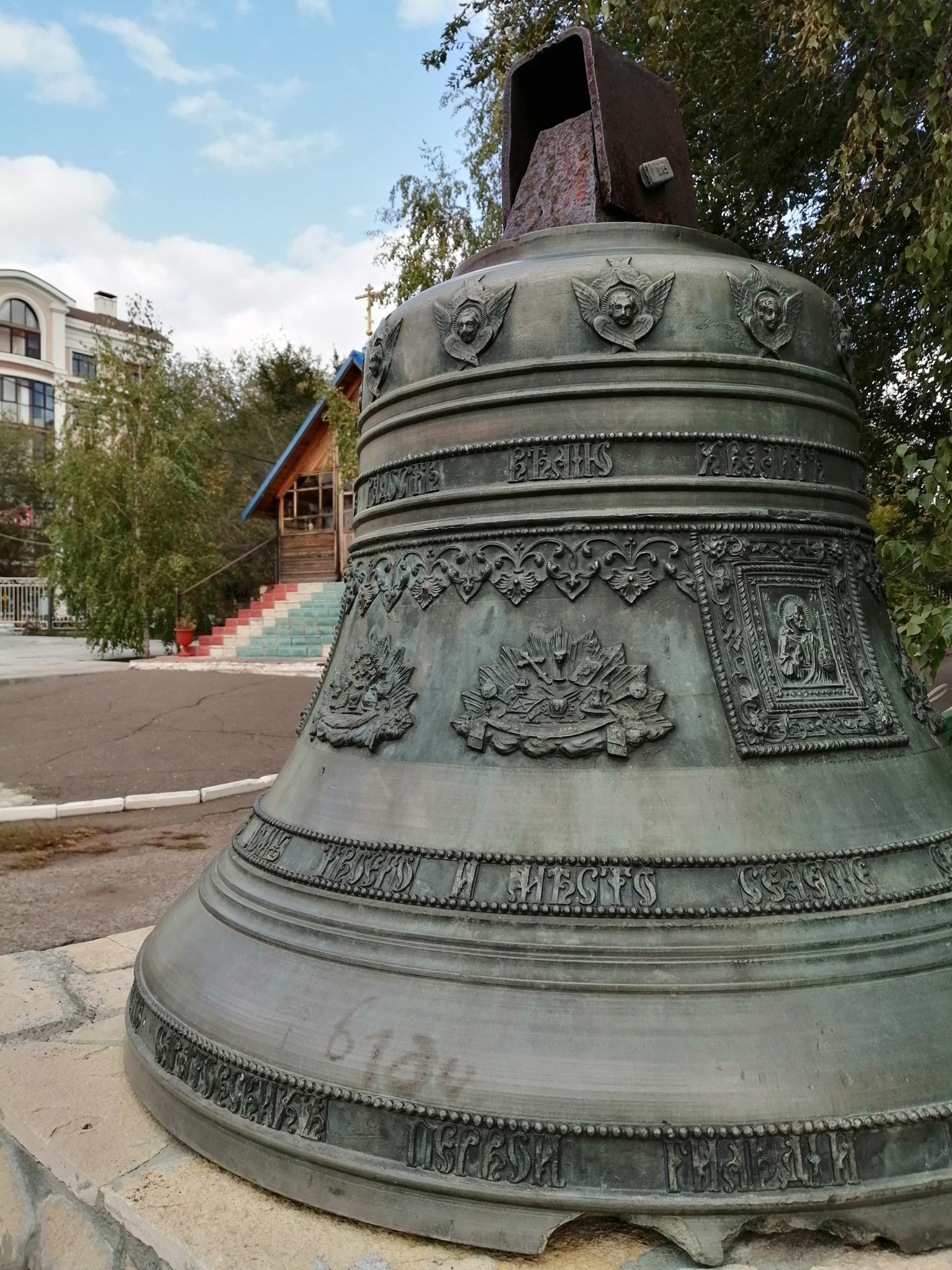 Старинный колокол