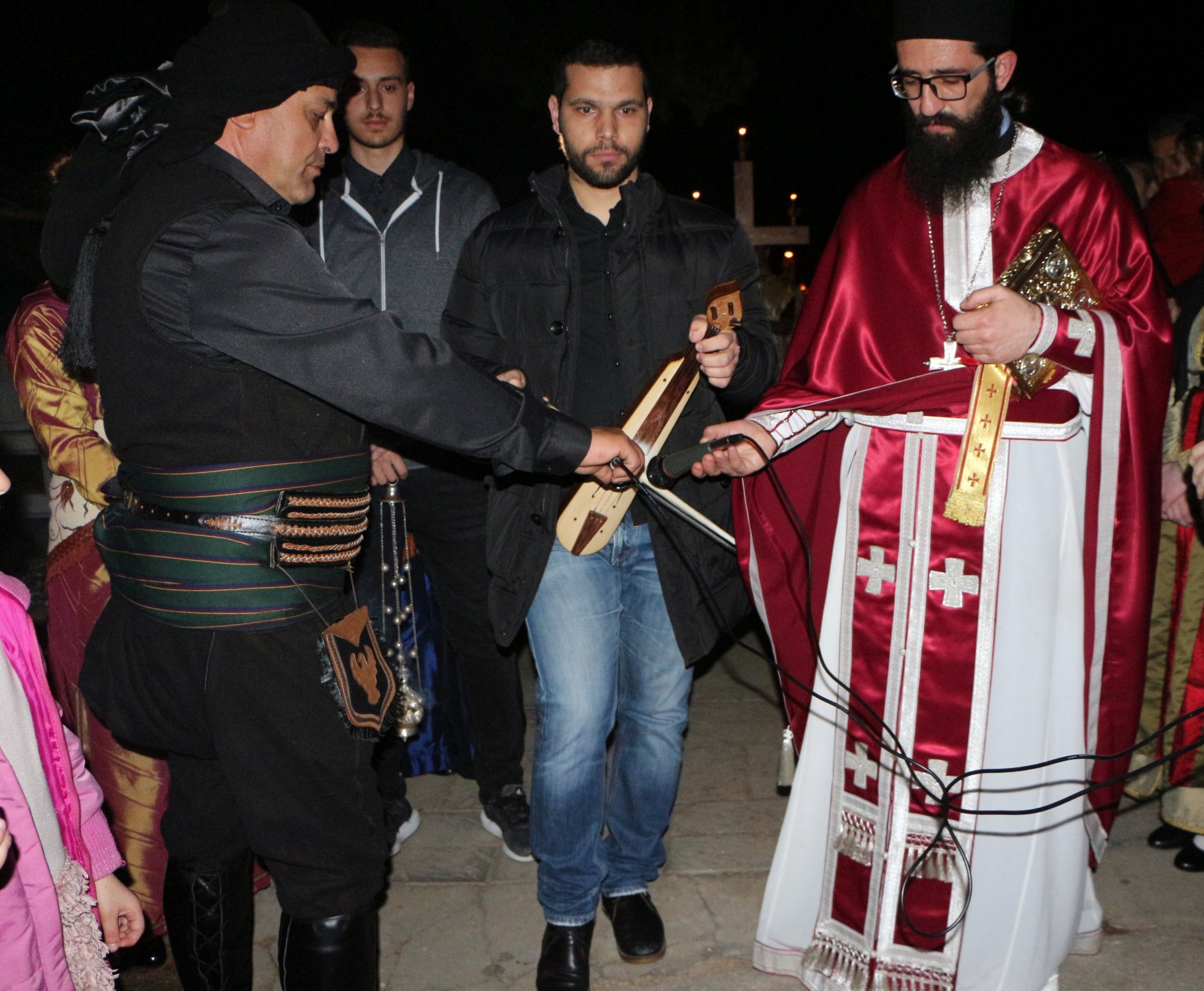 Με λίρα στον επιτάφιο2