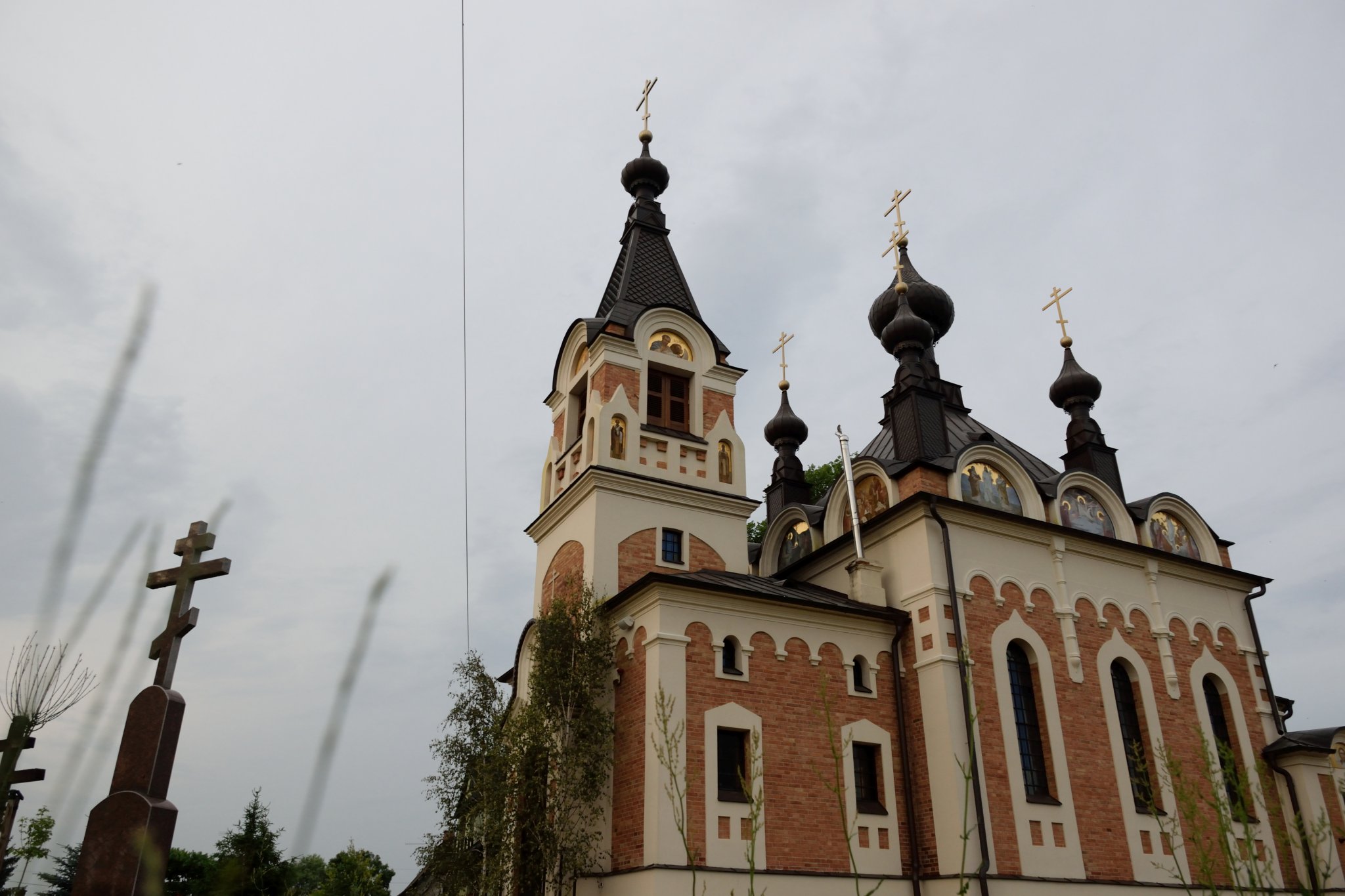 Cerkiew w Sławatyczach - spojrzenie z poziomu trawy