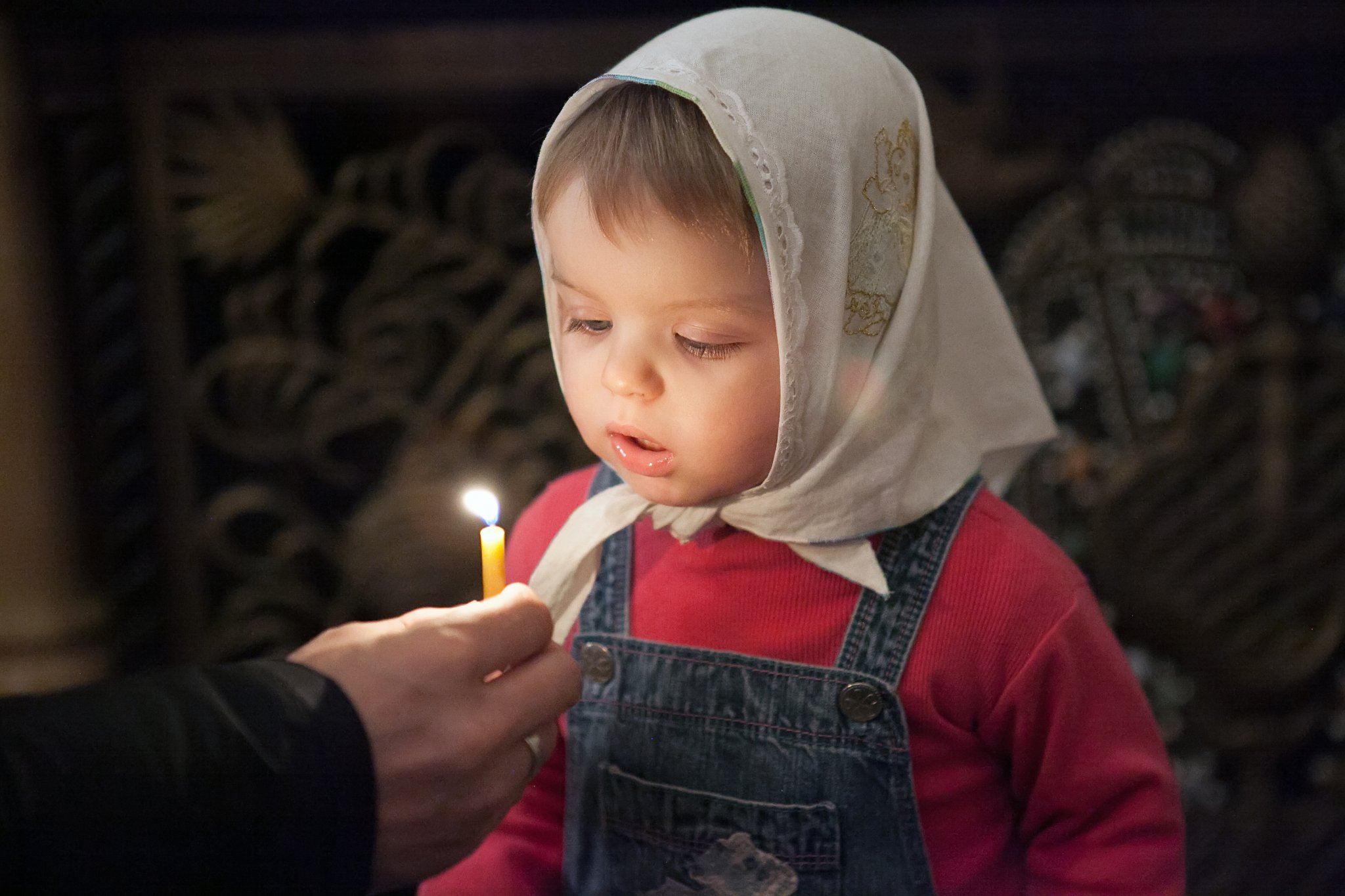 Девочка задувает свечу.
