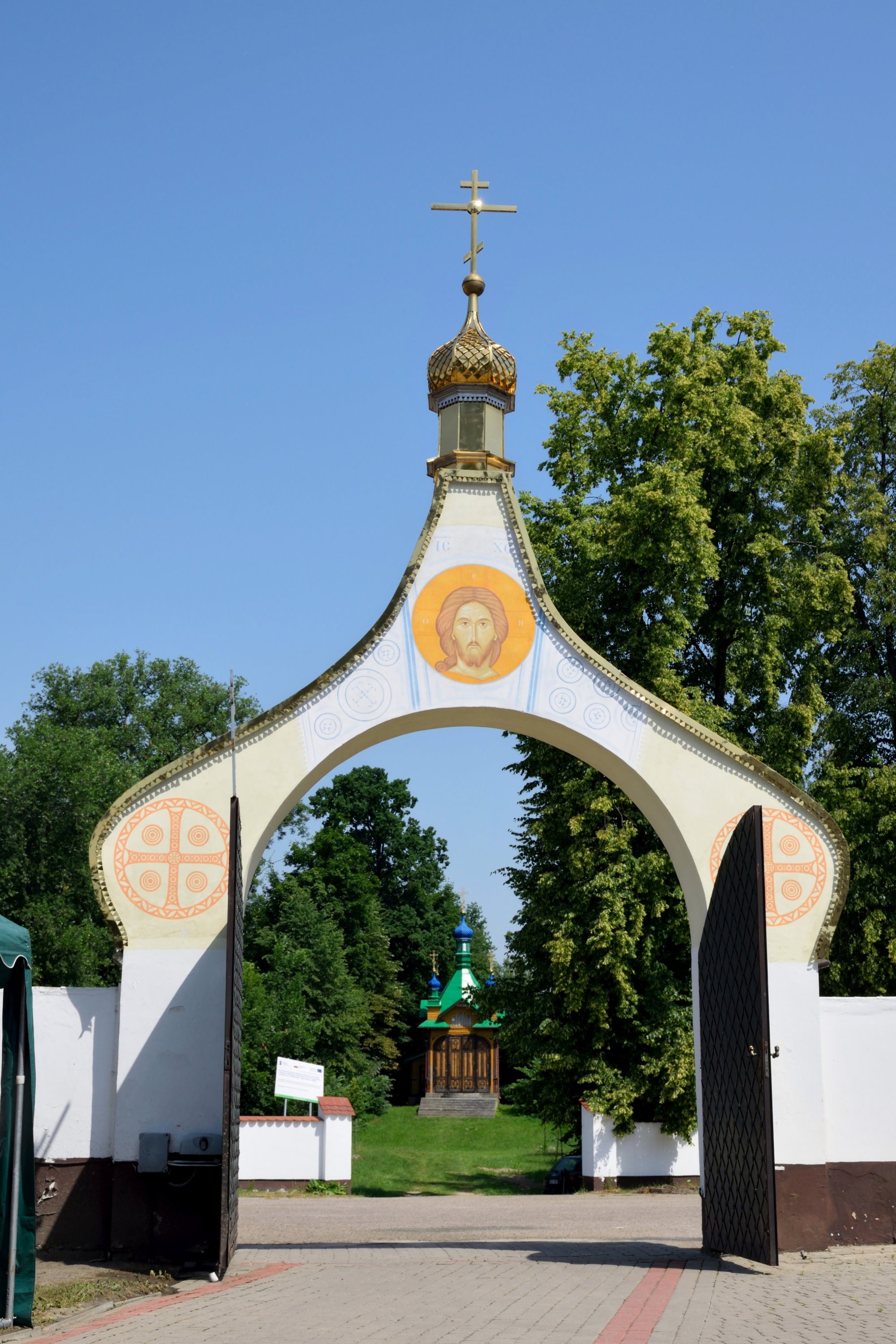 Brama i kapliczka monasteru w Jabłecznej, 2021