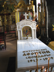 Viktorhromov 
Захоронение Метрополита Леонтия 1919 - 1999 год. 
2021-07-01 15:13:32