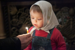 Eleny 
Девочка задувает свечу. 
2021-07-08 21:15:30