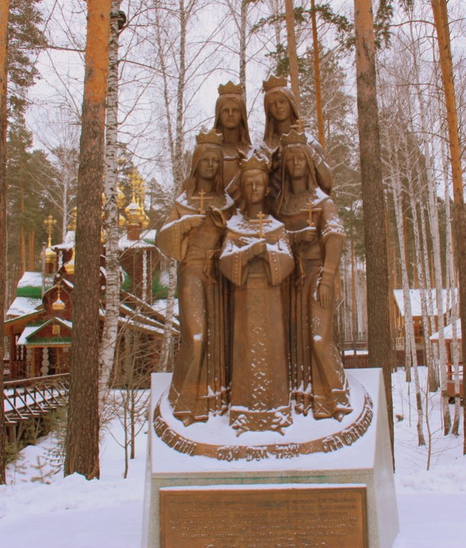 Памятник царской семье.