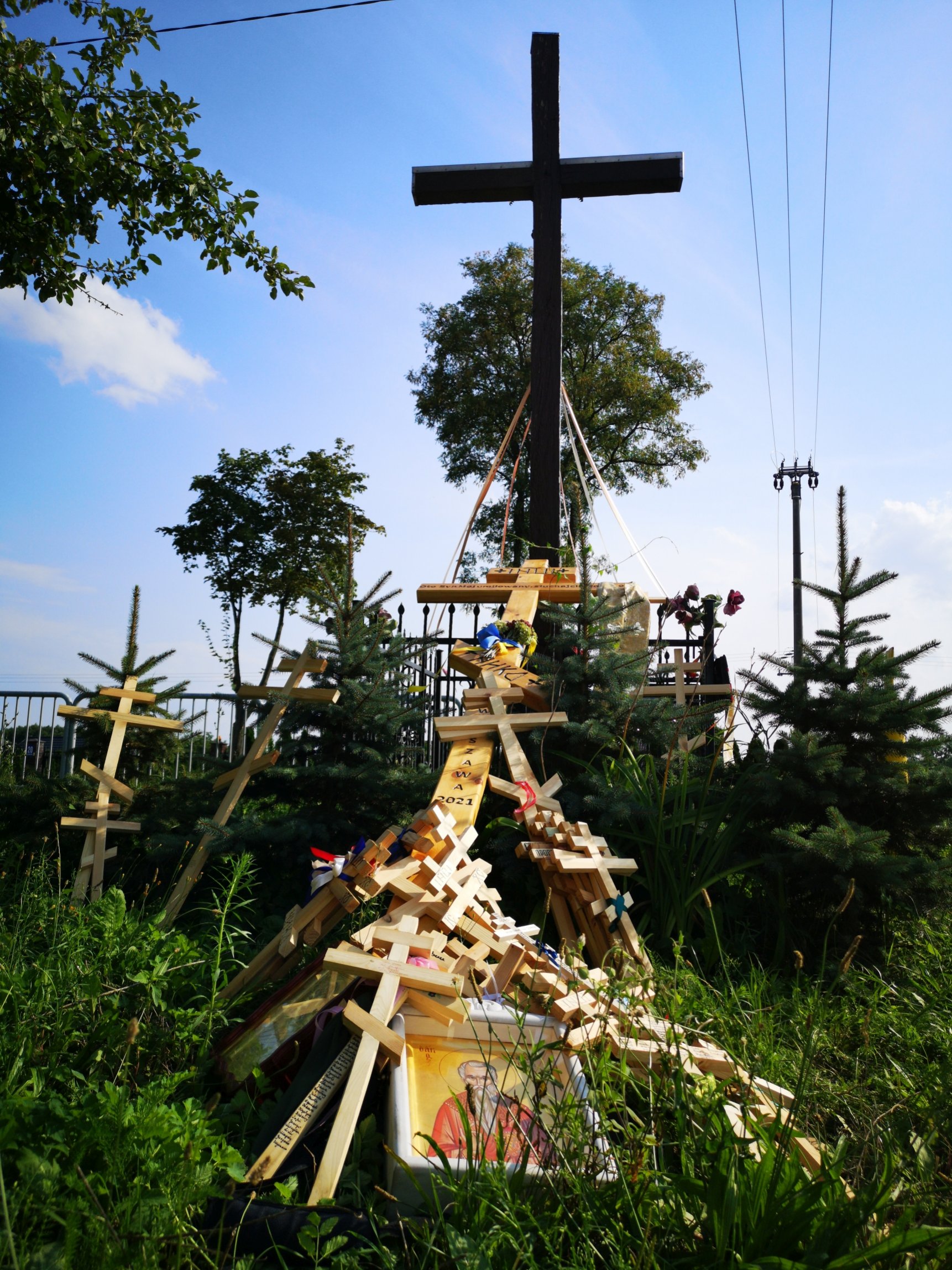 Krzyże warszawskiej pielgrzymki przy miejscowym krzyżu, 2021