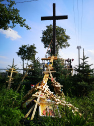 Sheep1389 
Krzyże warszawskiej pielgrzymki przy miejscowym krzyżu, 2021 
2021-08-28 13:17:46