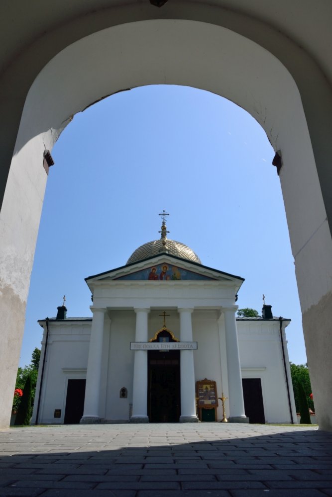 Monaster św. Onufrego w Jabłecznej - widok z bramy 2021