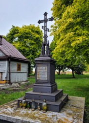 jarek11 
Priest grave close to former Orthodox church in Śniatycze 
2021-09-14 22:15:49
