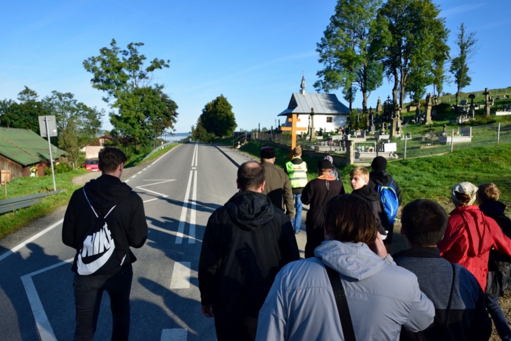 Pielgrzymka zmierzająca na cmentarz w Żdyni 2021