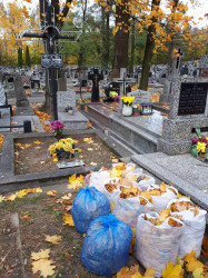 E.I. 
jesienne porządki na cmentarzu 
2021-10-28 18:58:24