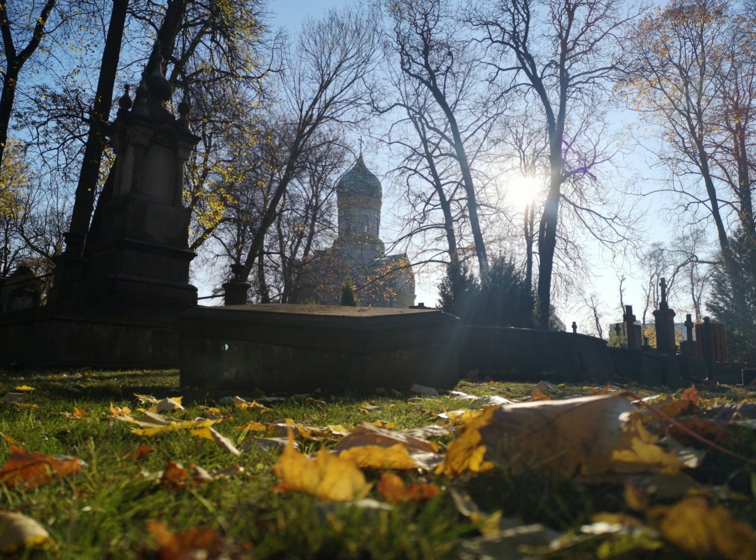 Cerkiew na Woli, liście, słońce jesienne 2021