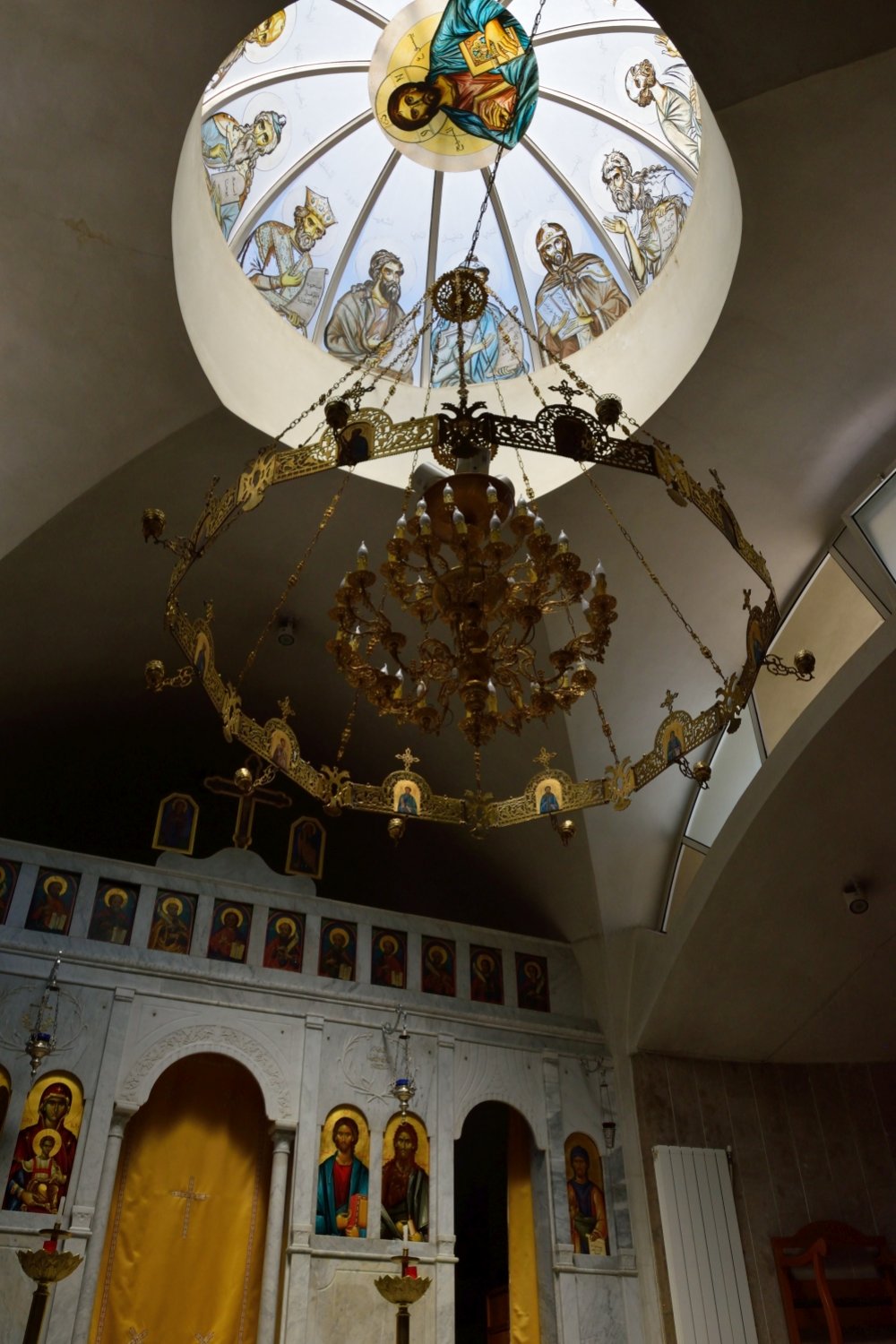Iconostasis, chandelier, cupola of Baskenta