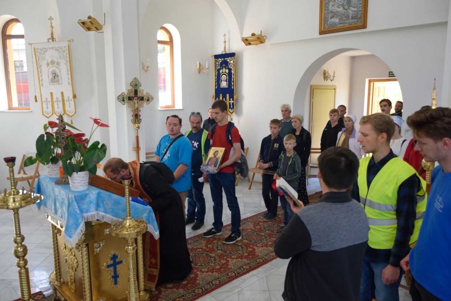 Pilgrims entering church in Bielanka 2021