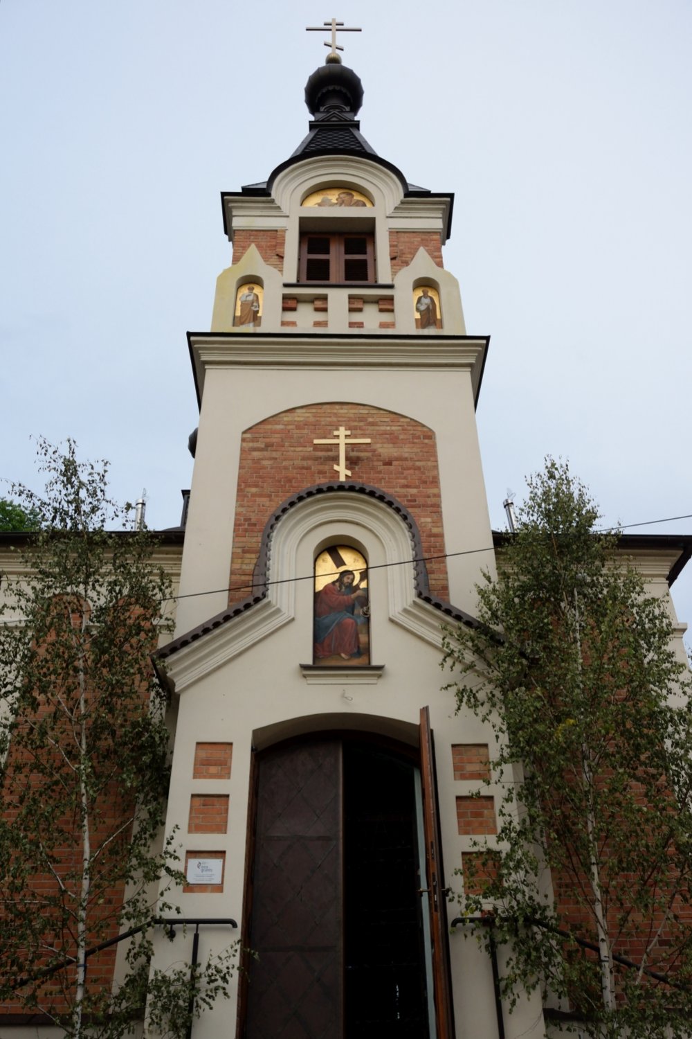 Wejście do cerkwi Opieki Bogurodzicy w Sławatyczach 2021