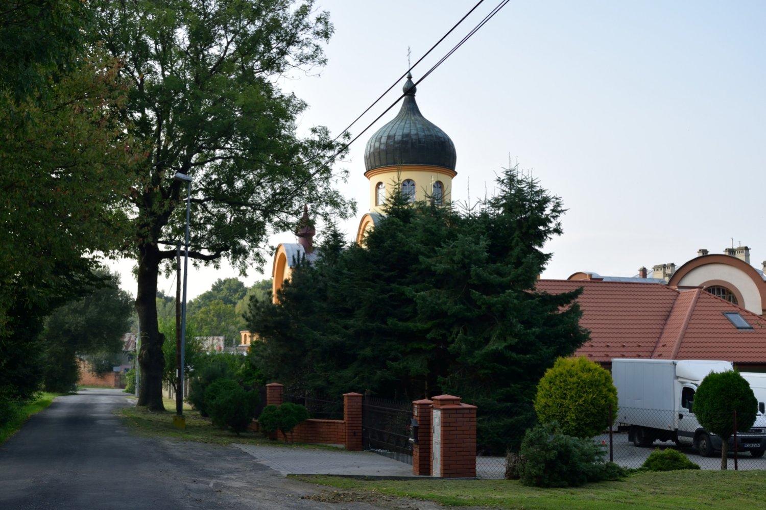 Gorlicki sobór zza drzew 2021