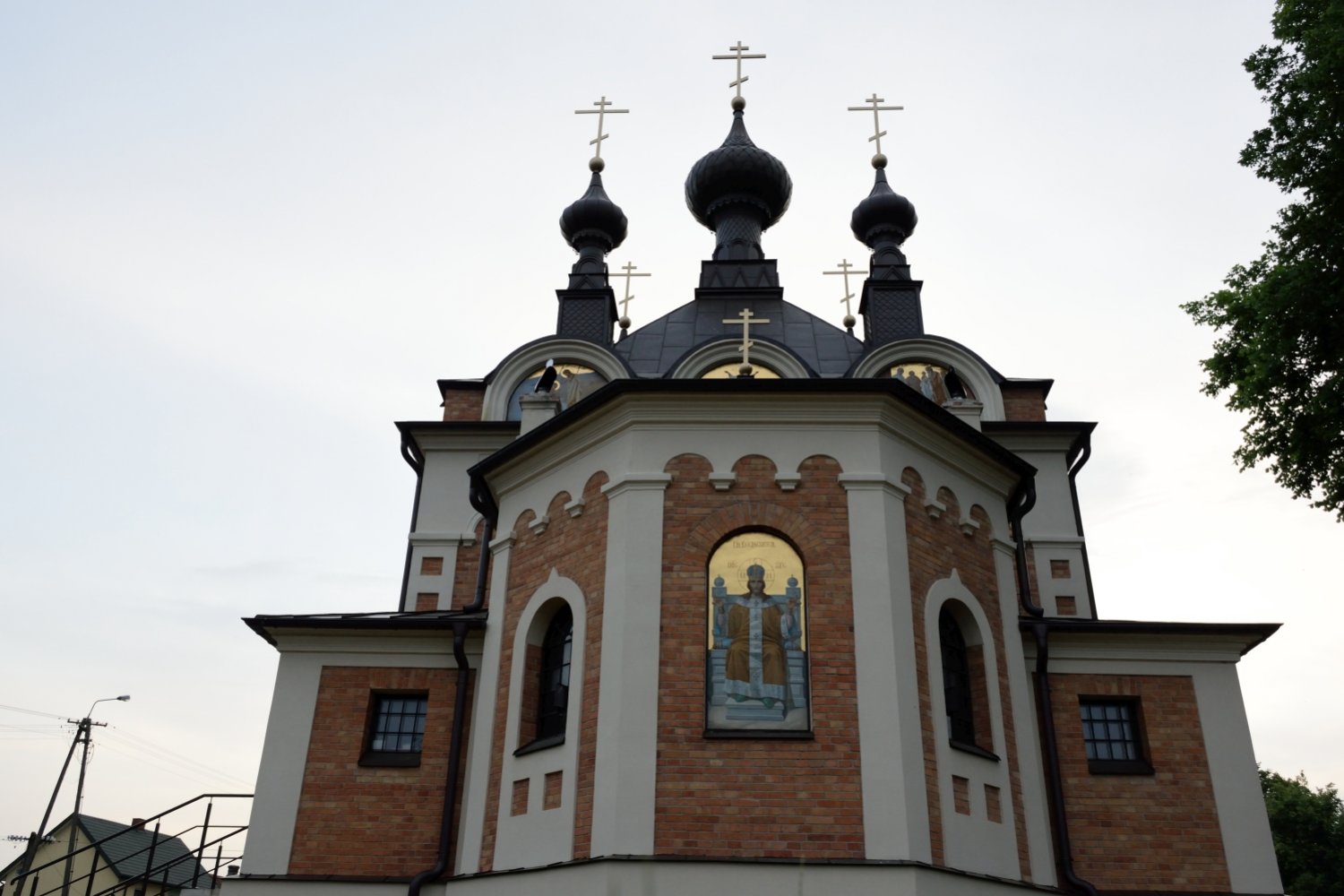 Spojrzenie od tyłu na sławatycką cerkiew 2021